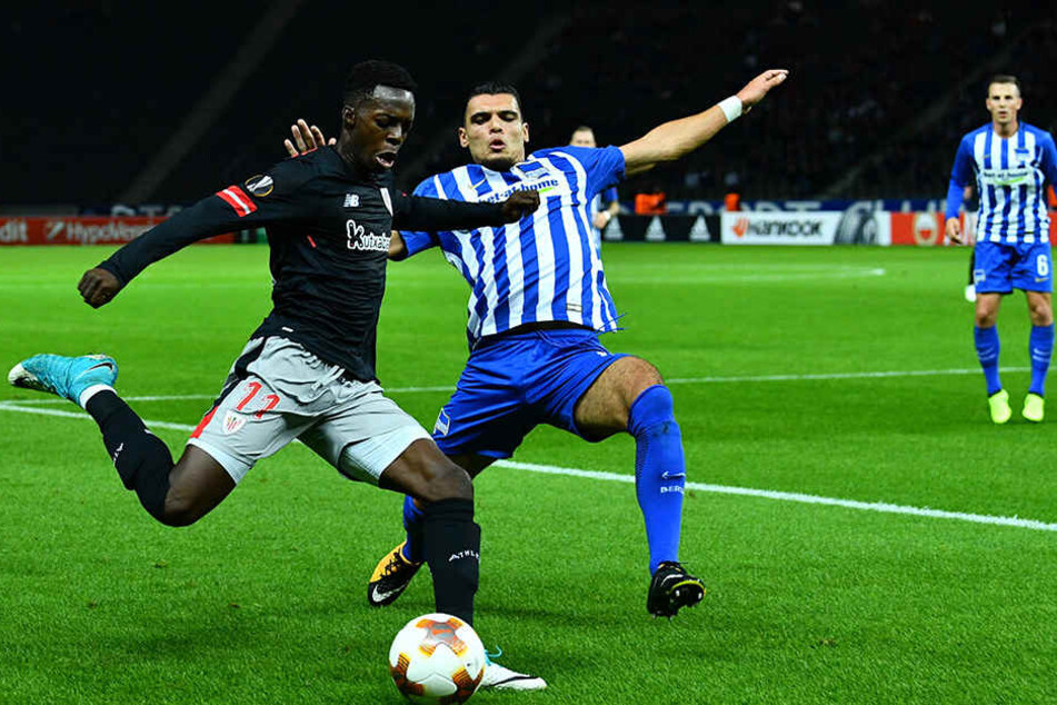 Herthas Karim Rekik (r) und Bilbaos Inaki Williams kämpfen um den Ball.