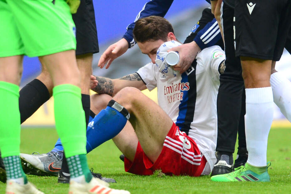 Adrian Fein muss nach einem Zusammenstoß auf dem Platz behandelt werden.