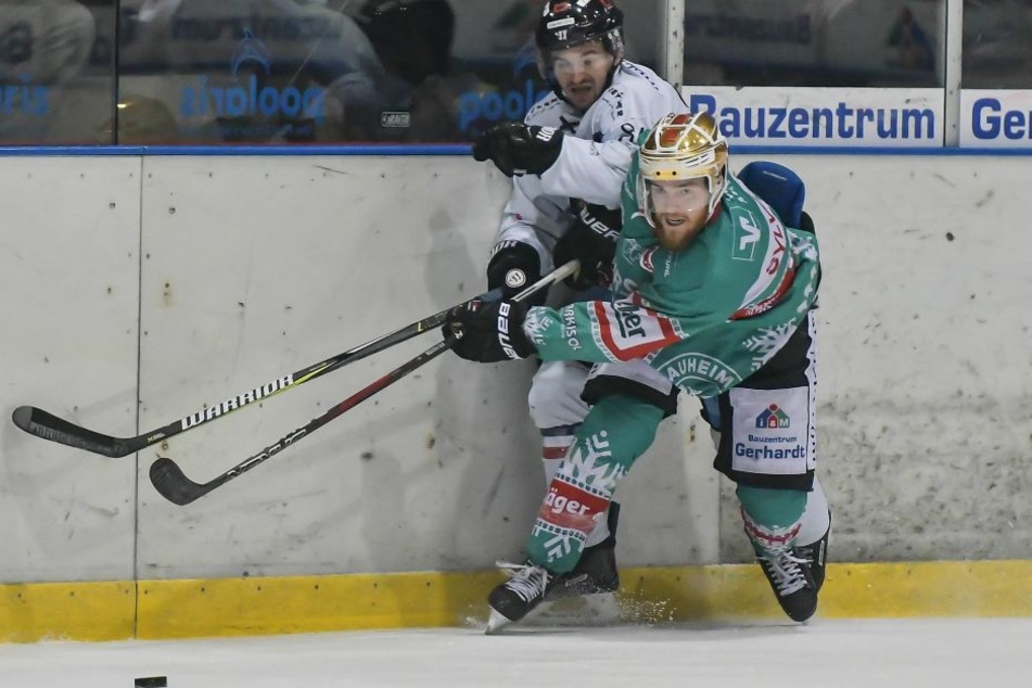 Christian Billich (hinten) verstärkt die Eislöwen.