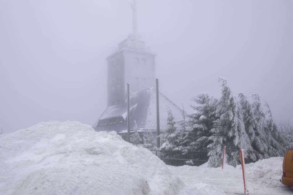 Dichter Nebel und Schneeschauer hüllten am Sonntag das Fichtelbergplateau ein.