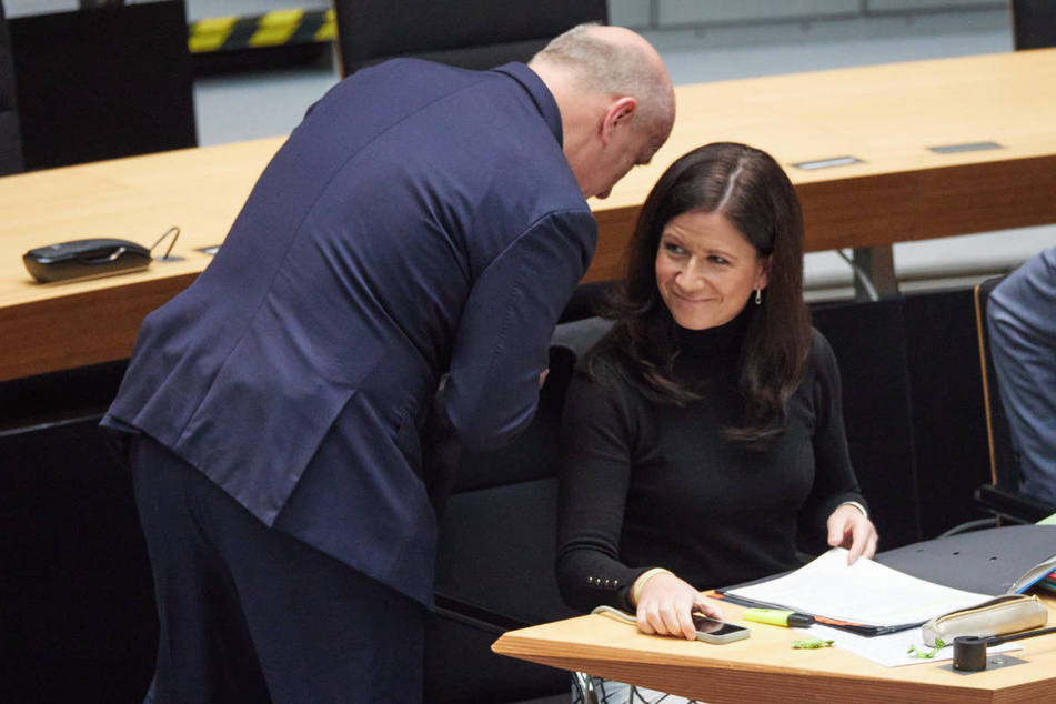 Die Berliner Grünen zweifeln an, dass der Regierende Bürgermeister Kai Wegner (51) und Bildungssenatorin Katharina Günther-Wünsch (40, beide CDU) Berufliches und Privates strikt trennen können.