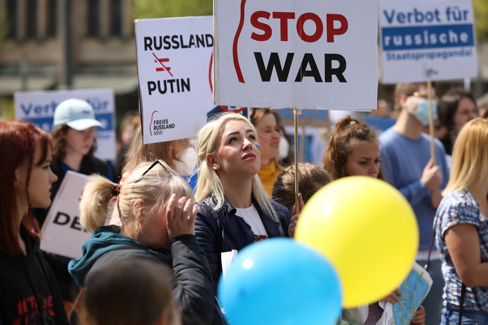 Gegen den Krieg in der Ukraine hat am Samstag in Düsseldorf die Organisation "Freies Russland NRW" mit rund 250 Demonstranten protestiert.