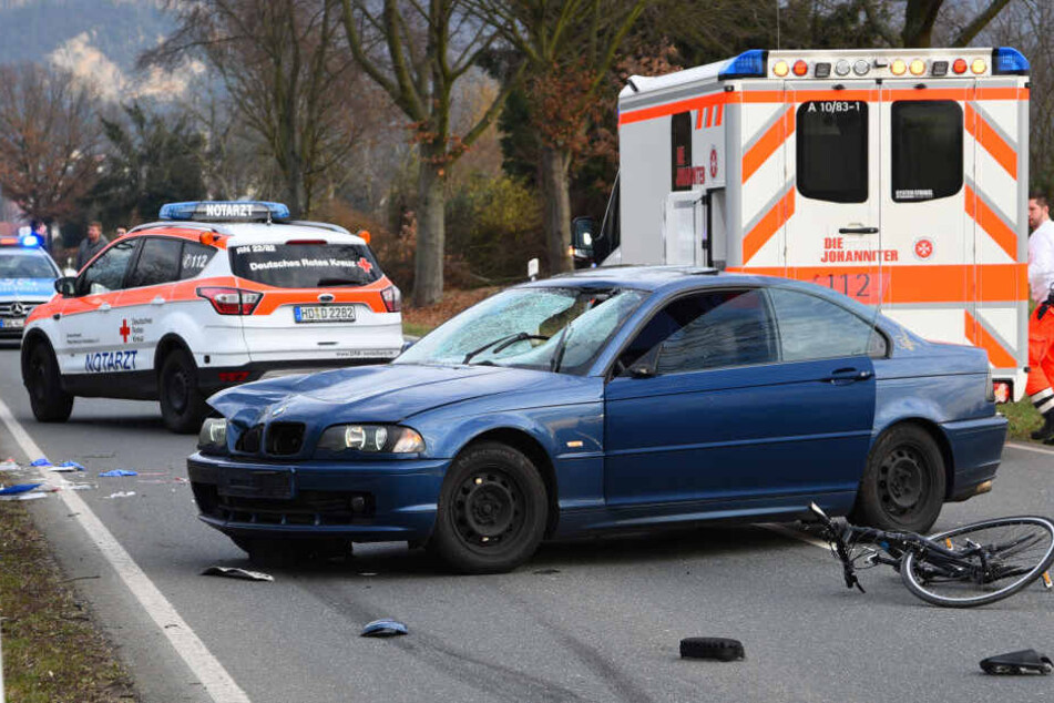 Rettungskräfte an der Unfallstelle.