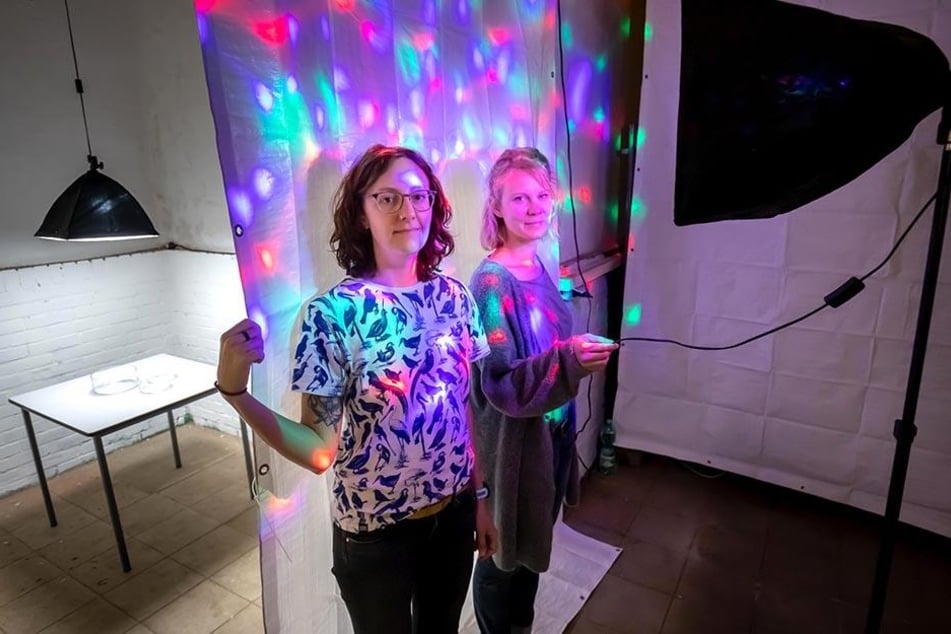 Tina van Deweyer (34, l.) und Anne Eule (34) inmitten ihrer Kunst-Installation "Catch, Shoot, Release".
