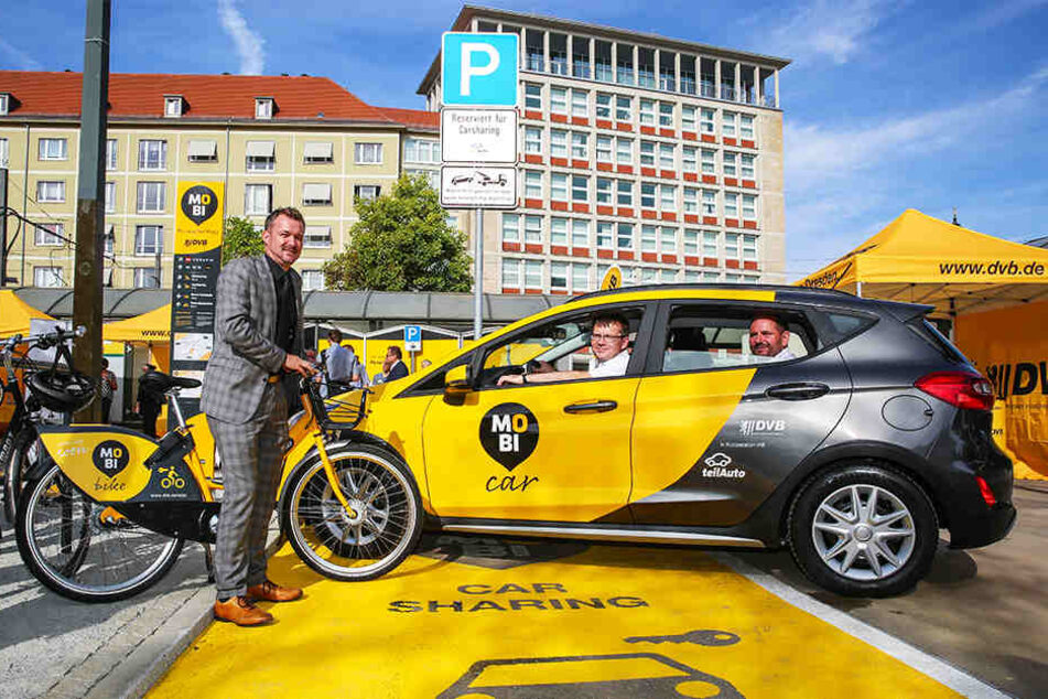 Baubürgermeister Raoul Schmidt-Lamontain (41, Grüne) auf einem der Fahrräder, die es an jedem "Mobipunkt" gibt. Auch Mietwagen und E-Zapfsäulen sind verfügbar.