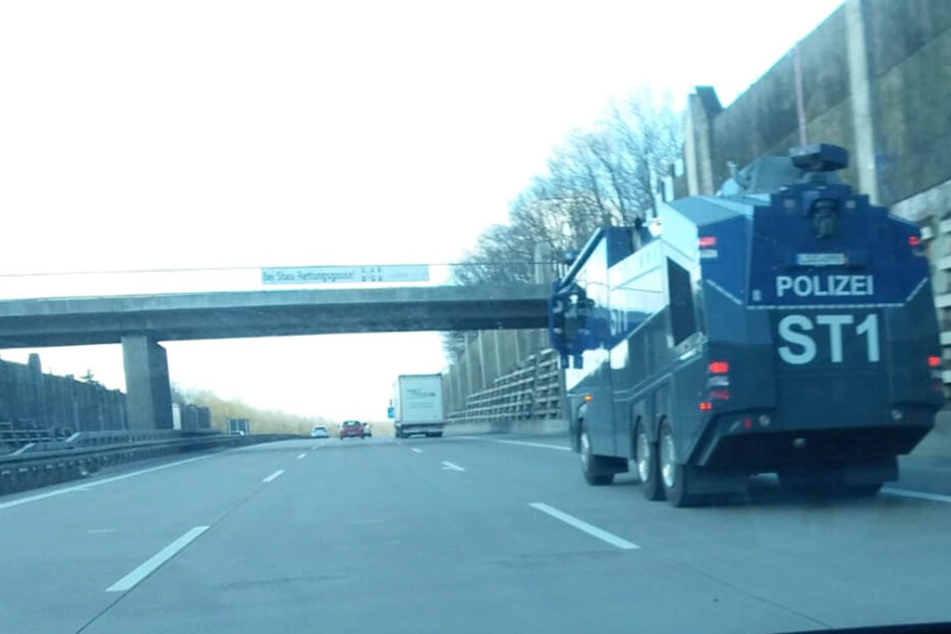 Am Montagmorgen waren schon Wasserwerfer auf der Autobahn in Richtung Chemnitz unterwegs.