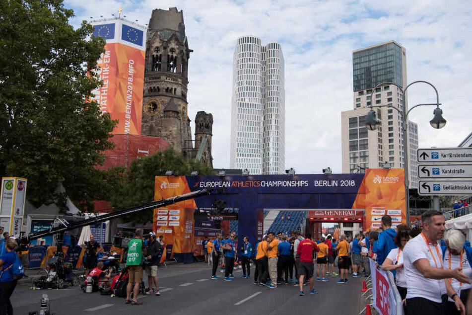 Der Start des 20 Kilometer Rennens der Frauen im Gehen musste wegen eines Feuerwehreinsatzes verschoben werden.