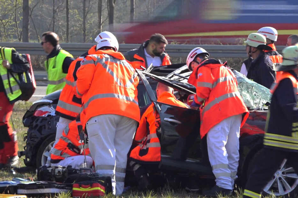 Die Beifahrerin des Unfallwagens wurde bei dem Crash im Fahrzeug eingeklemmt.