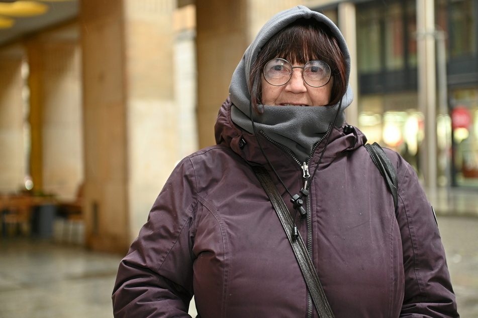 Marion (64) ist zu Besuch in Dresden. Die Rheinländerin: "Ich schenke meinen Kindern eine Kleinigkeit". Am Ende zählt für sie aber etwas anderes: "Viel wichtiger als das Geschenk ist die Geste", sagt die Service-Mitarbeiterin im Ruhestand.