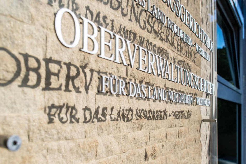 Münster: An der Außenfassade des OVG hängt eine Hinweistafel mit dem Landeswappen von NRW