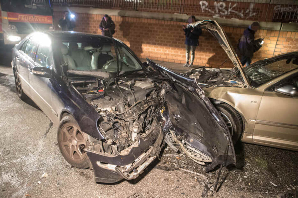 Die Fahrzeuge krachten in einer Kurve ineinander.