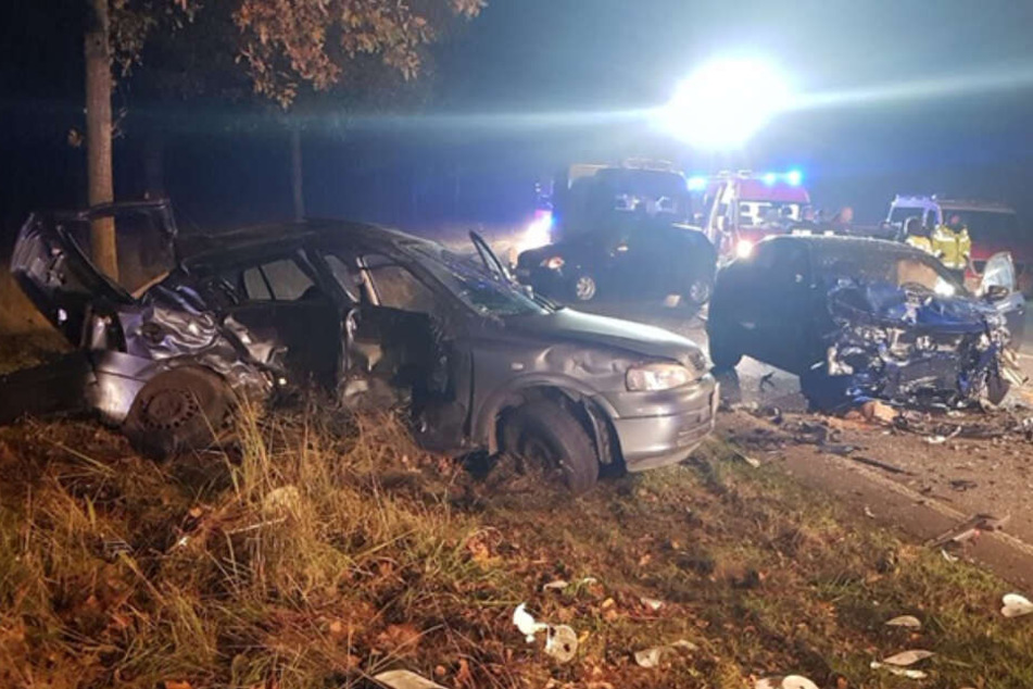 Beide Autos stehen komplett demoliert an der Unfallstelle.