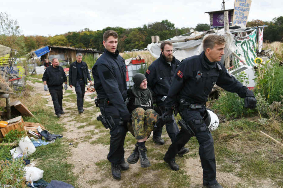 Einer der Aktivisten wurde von der Polizei im Hambacher Forst weggetragen.
