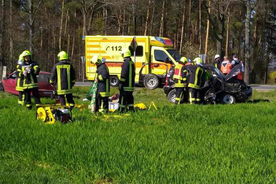 Die Autos sahen nach dem Crash schlimm aus.