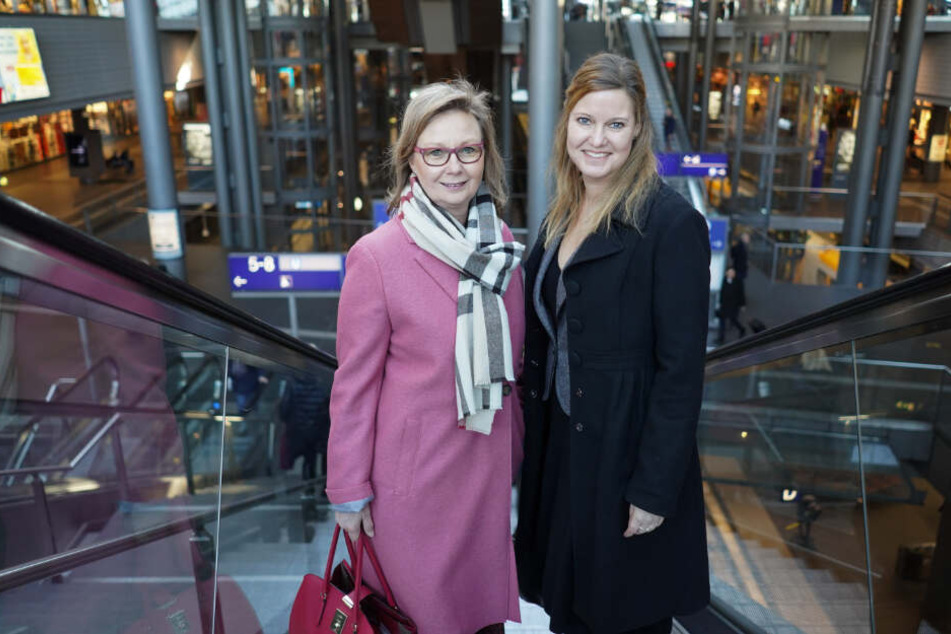 Bahn-Managerinnen Carola Garbe (links) und Catherine-Marie Koffnit stehen im Hauptbahnhof Berlin.