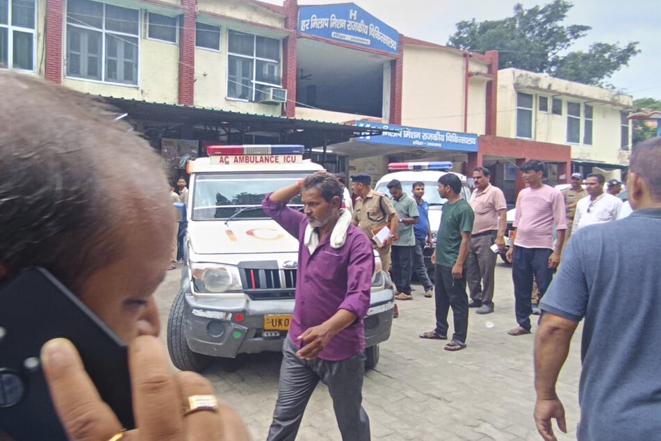 Angehörige stehen vor einem Krankenhaus, als die Verletzten gebracht werden. Bei einem Massengedränge an einem Hindu-Tempel in Indien sind mindestens sechs Menschen ums Leben gekommen.