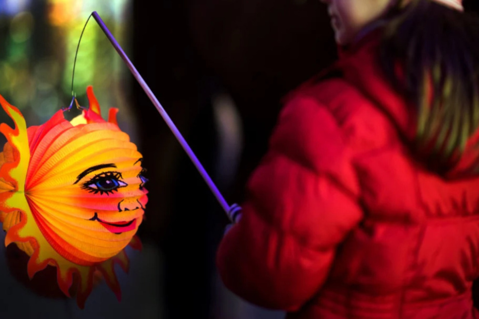 Ein Laternenumzug durch Zwickau-Marienthal erwartet Euch am Samstag. (Symbolbild)