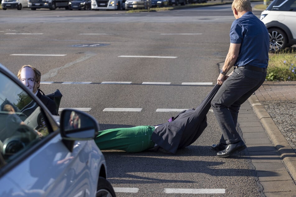 Ein Autofahrer stieg aus und zerrte eine Protestlerin von der Straße.