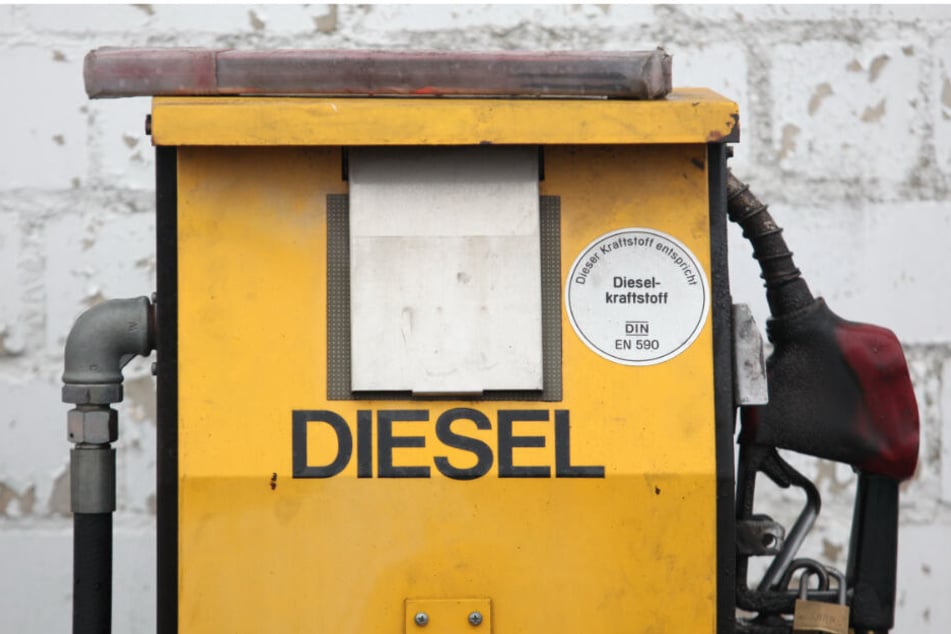 Eine Diesel-Zapfsäule auf dem Gelände eines Autoverwerters.