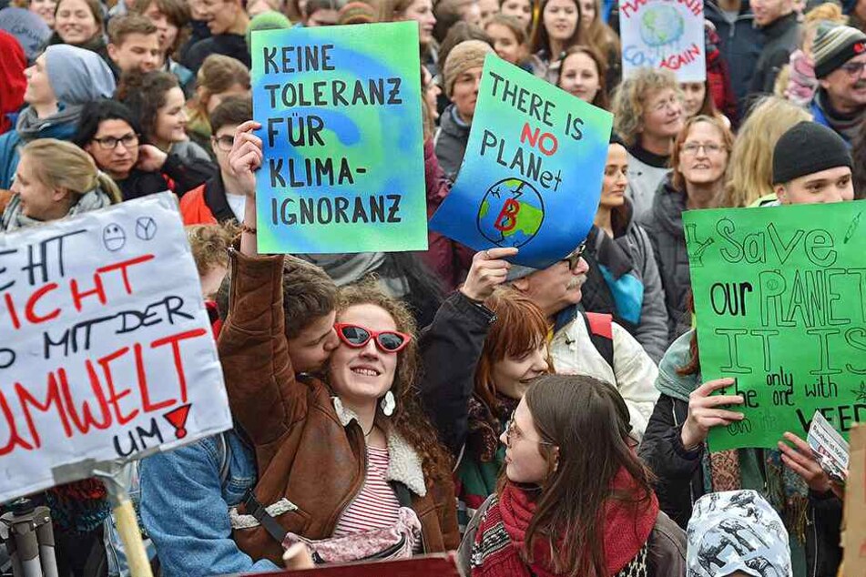 Mit selbst gebastelten Plakaten machten sich die Teenager für Klimaschutz stark.