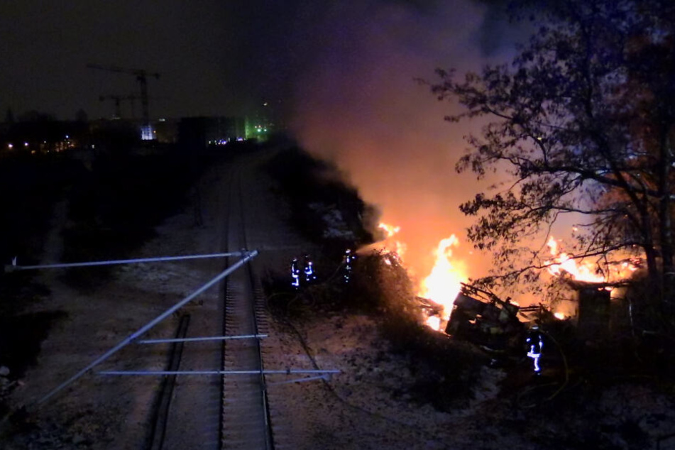 Bereits bei der Anfahrt sahen die Einsatzkräfte einen großen Feuerschein sowie eine massive Rauchentwicklung.