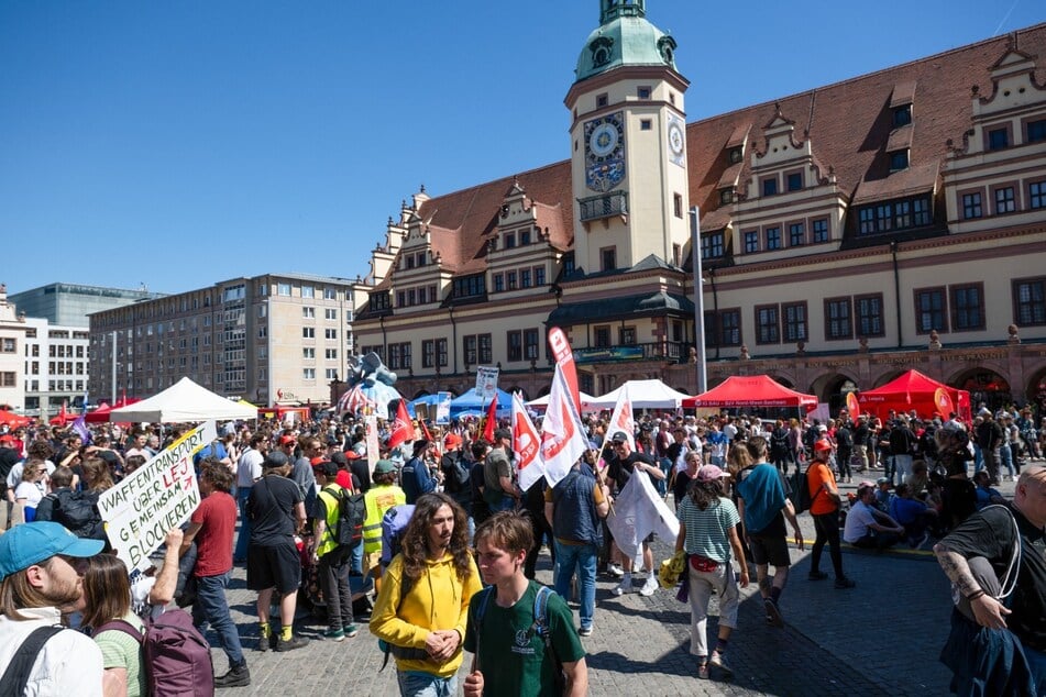 Ab 12 Uhr gipfelte der Aufzug des DGB in einer Kundgebung auf dem Marktplatz.
