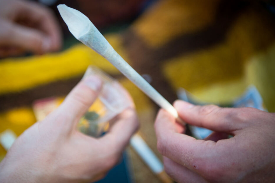 Die Versorgung von Schwerkranken mit Cannabis in der Landeshauptstadt steht im Fokus. (Symbolbild)