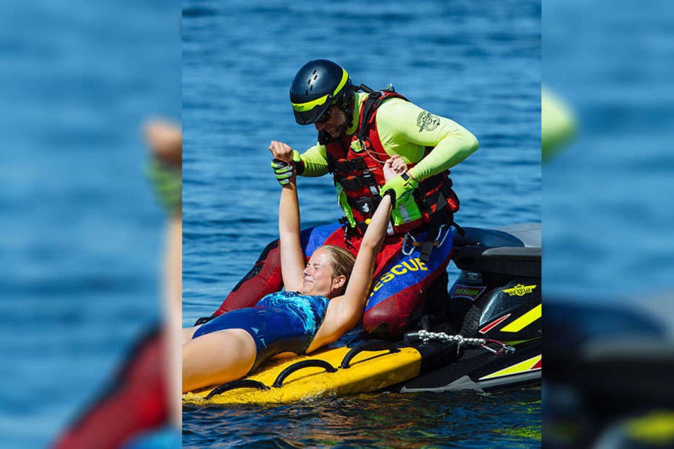 Ausbilder Jens Kammann vom DRK zeigt in einer Übung auf dem Bärwalder See, wie man Badegäste mit einem Jetski rettet.