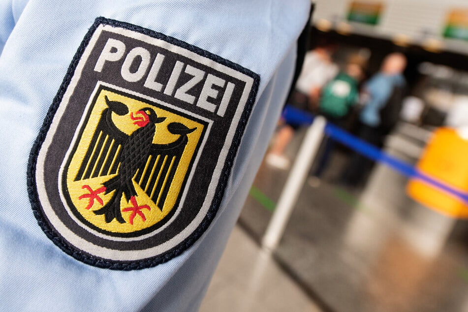 Frankfurt: Besoffener Randale-Passagier in Handschellen aus Flieger geholt