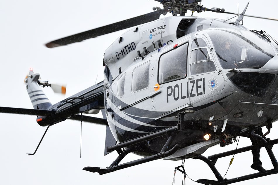Auch ein Polizeihubschrauber kam zum Einsatz: Zahlreiche Einsatzkräfte suchten am frühen Samstagabend nach einem Gleitschirmflieger bei Neu-Anspach. (Symbolfoto)