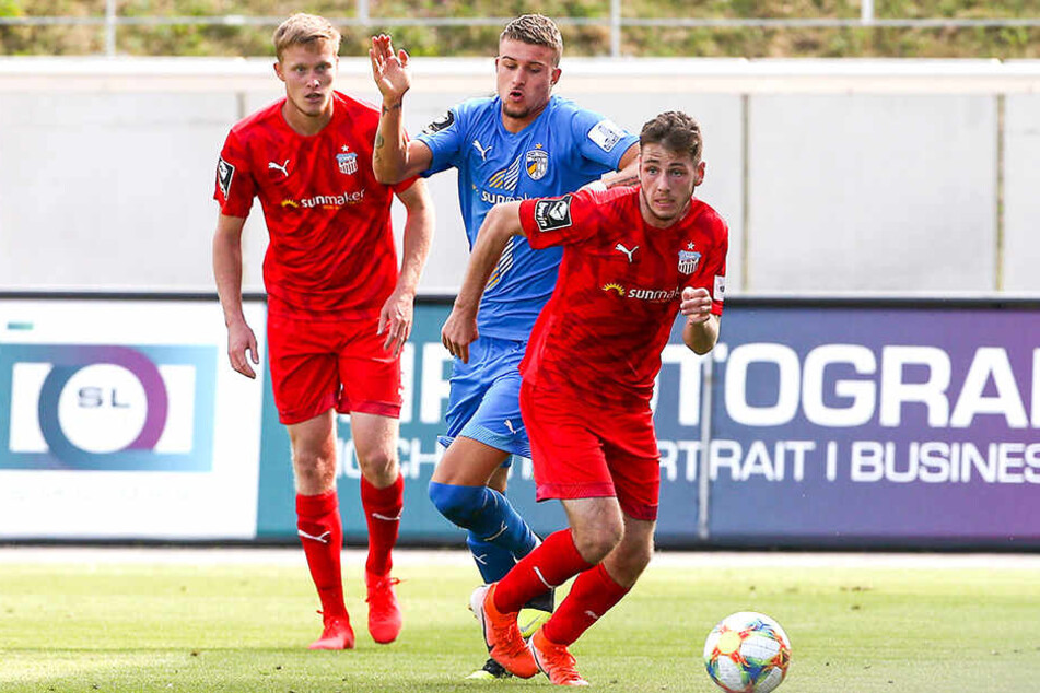 Leon Jensen im Spiel gegen den FC Carl Zeiss Jena am Ball. 7342 Zuschauer verfolgten die Partie.