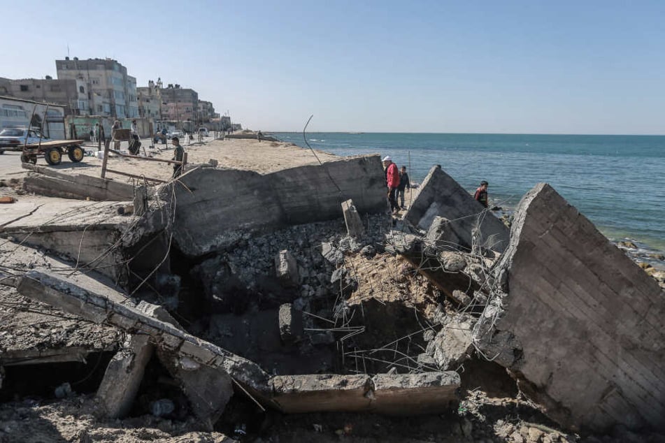 Als Reaktion auf palästinensischen Beschuss, greift die israelische Armee Ziele im Gazastreifen an.