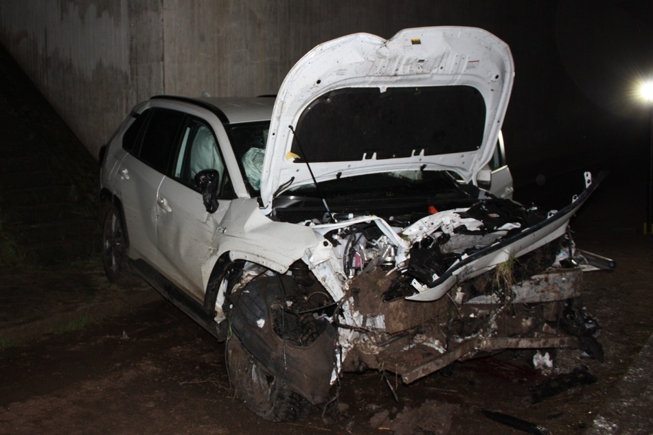 Das Fahrzeug des 63-Jährigen wurde stark zerstört. Die Unfallspuren lassen das Ausmaß des Unglücks erahnen.