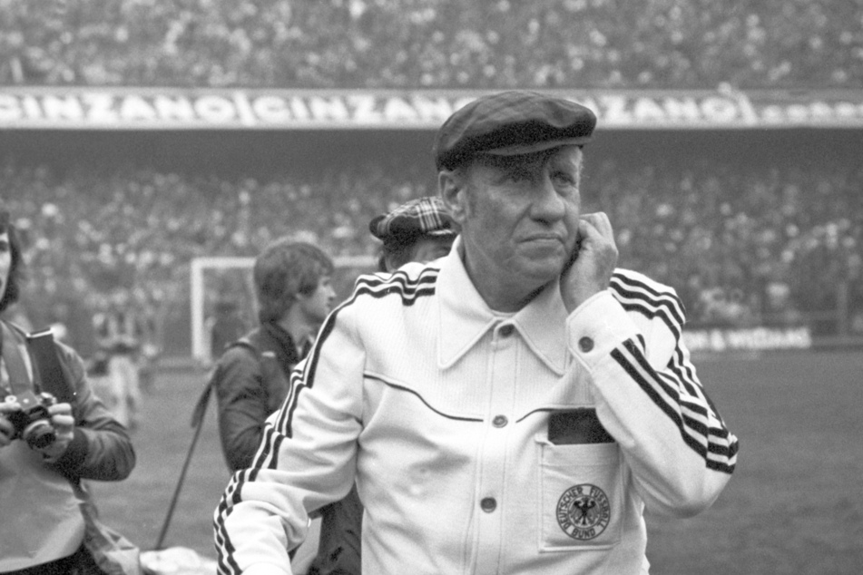 Helmut Schön (†80), der die deutsche Fußball-Nationalmannschaft als Trainer zum Welt- und Europameister machte, startete seine Karriere beim DSC. (Archivbild)
