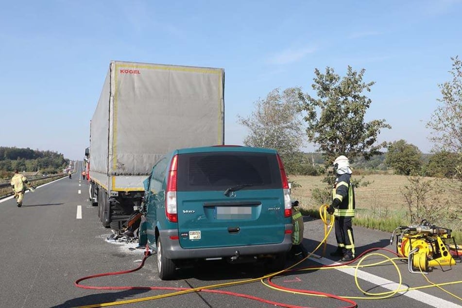 Einsatzkräfte mussten den Transporterfahrer aus seinem Wagen befreien.