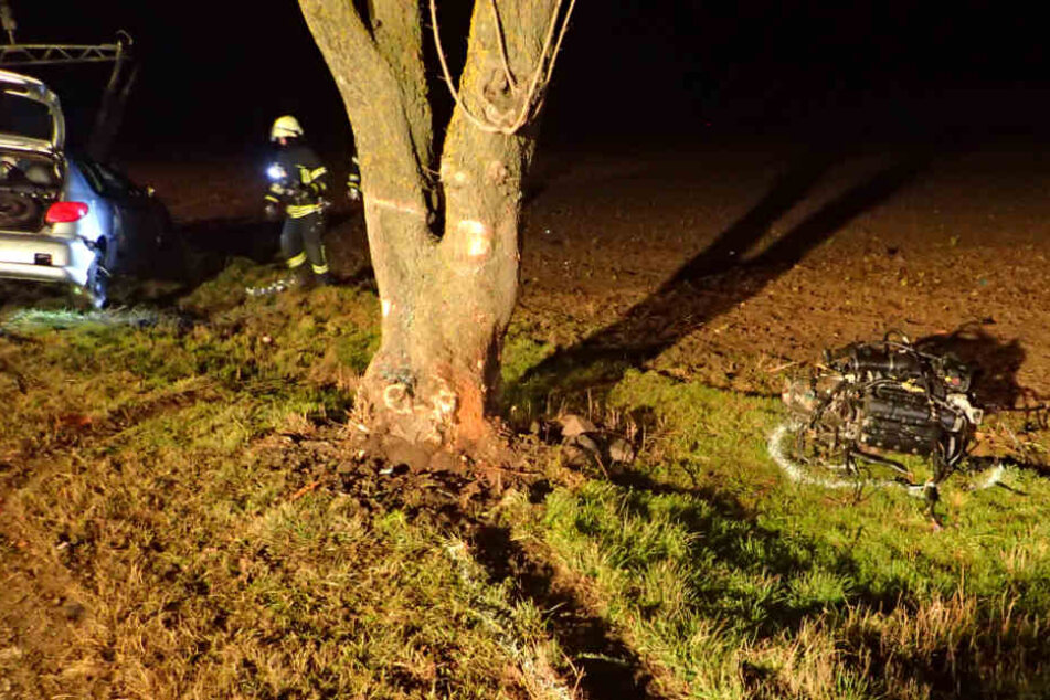 Der Crash war so heftig, dass selbst der Motor aus dem Wagen geschleudert wurde.