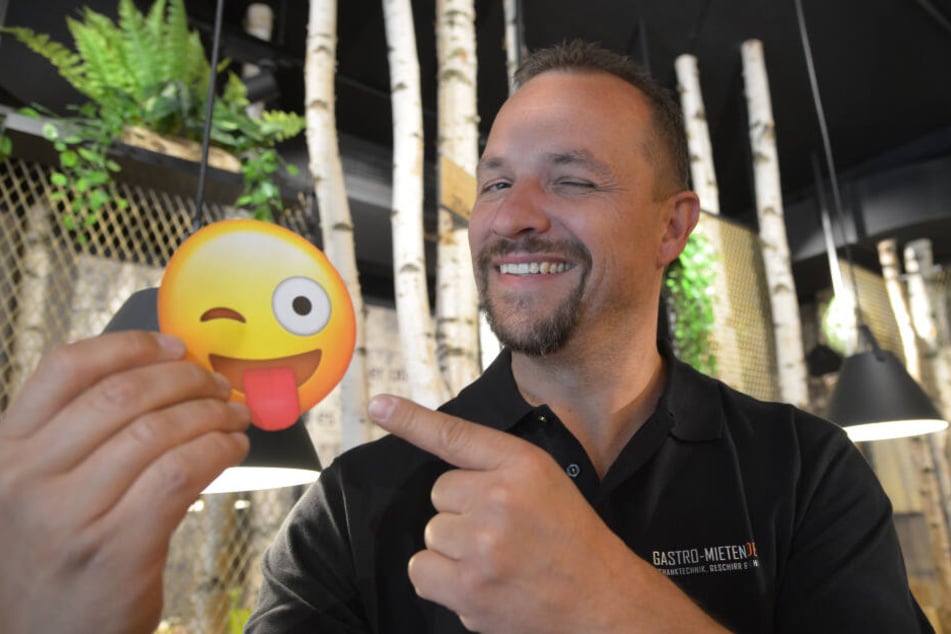 Immer ein Lächeln im Gesicht: Gastronom André Gruhle (43) versendet mit seinem Lieblings-Emoji gute Laune.