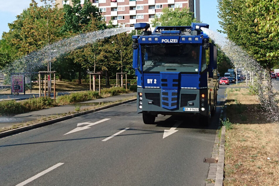 Stehenbleiben oder ich gieße: Polizei bewässert mit zehntausenden Litern Bäume in Nürnberg