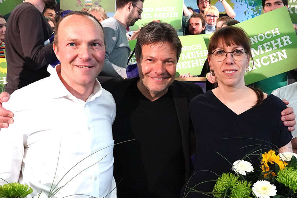 Große Zufriedenheit bei Wolfram Günther (links) und Katja Meier (rechts), die hier mit dem Grünen-Bundesvorsitzenden Robert Habeck (Mitte) zusammen stehen.