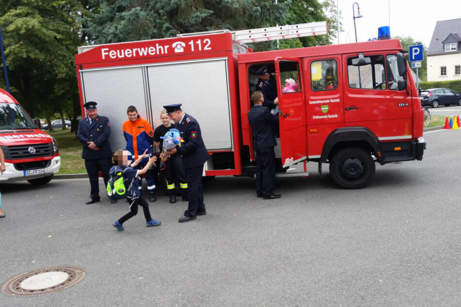 Mitglieder der Feuerwehr Rackwitz überbrachten feierlich die Zuckertüten für eine Einschulungs-Veranstaltung.