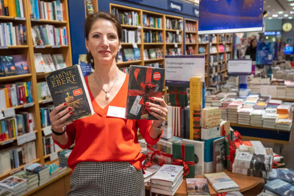 Bestseller auch an Weihnachten ganz oben: Katja Fischer (51) von Thalia in der Galerie Roter Turm mit "Herz aus Stein" (l.) und "Das Geschenk".