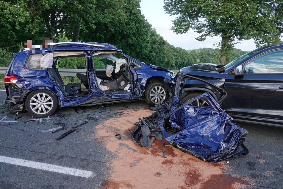 Ein VW Touran sowie ein Škoda Kodiaq krachten offenbar frontal zusammen.