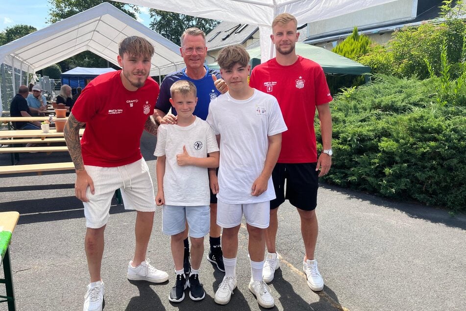 Sandro Sengersdorf (26), Chefcoach Rico Schmitt (56) und Max Somnitz (22, v.l.n.r.) ließen es sich am Wochenende nicht nehmen, gemeinsam mit Sportdirektor Robin Lenk (41) bei der Wohngruppe in Ursprung vorbeizuschauen.