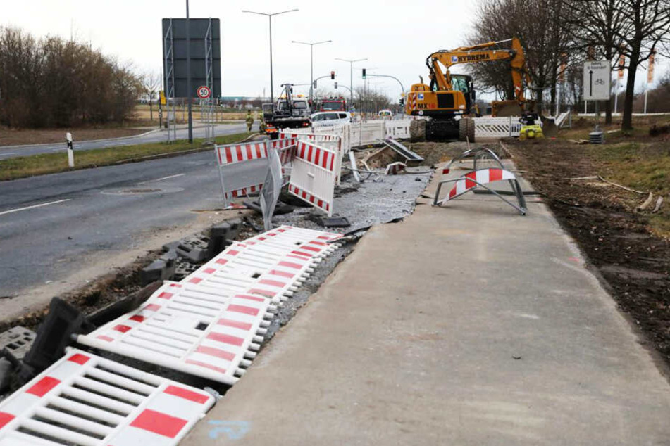 Der Dacia krachte in verschiedene Absperrungen.