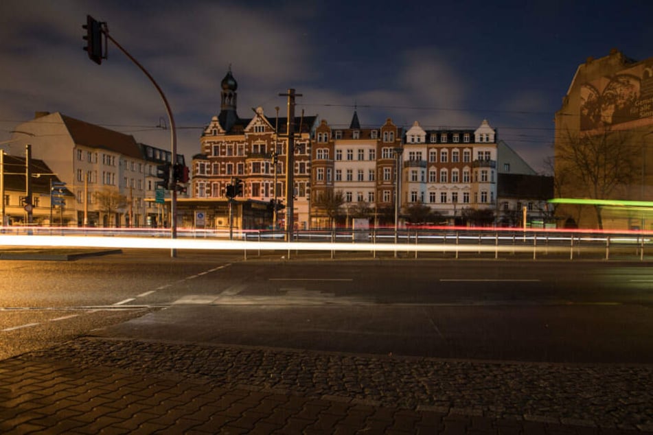 Wegen einem Stromausfall brennt kein elektrisches Licht in der Altstadt von Berlin-Köpenick.