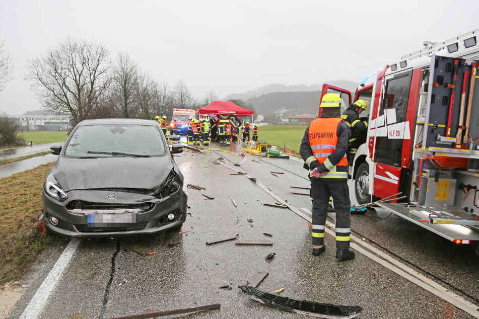 Zwei Autos krachten in den Anhänger.