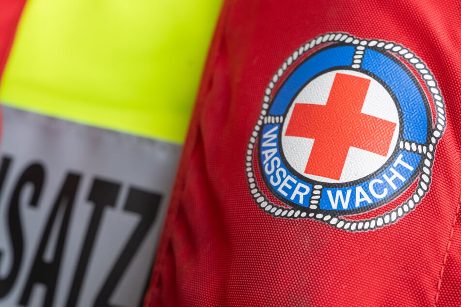 Feuerwehr und Wasserwacht suchten seit Dienstag nach dem jungen Mann. (Symbolbild)