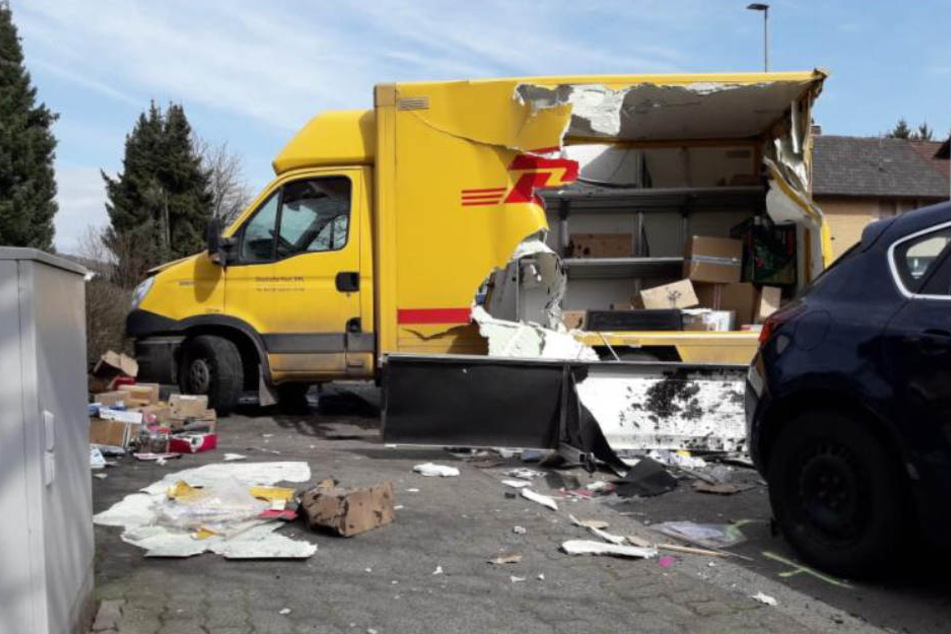 Sämtliche Pakete fielen auf die Straße.
