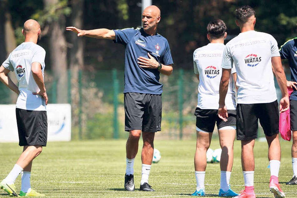 Zweimal täglich
wird Coach Thomas
Letsch (2.v.l.) seine
Männer im Trainingslager
striezen.
Zudem sind zwei
Testspiele geplant.