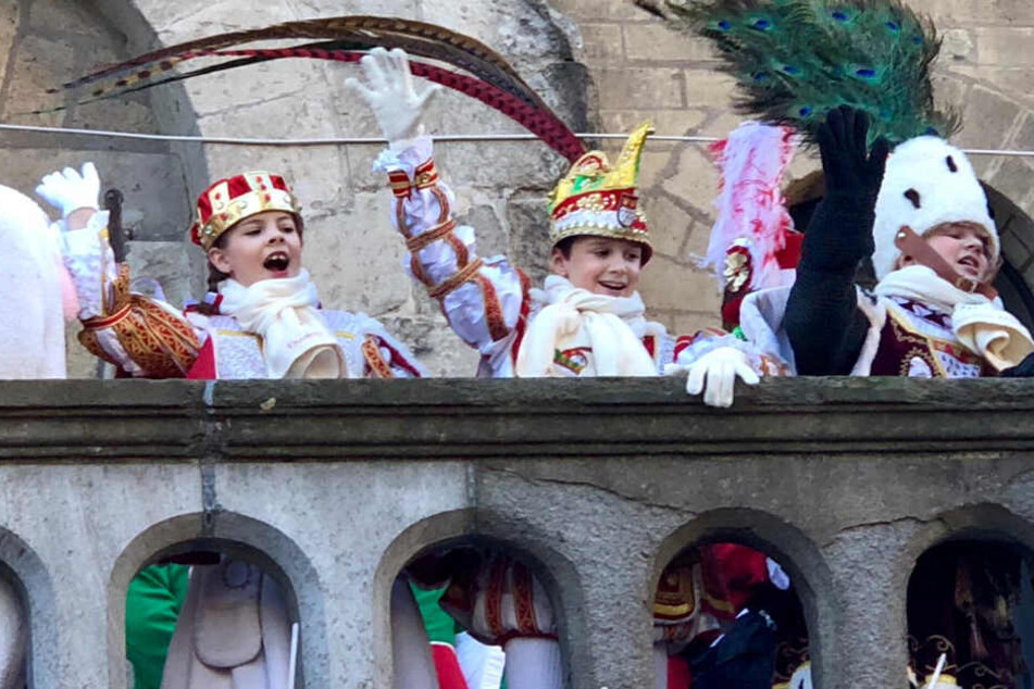Das Kinder-Dreigestirn heizt die Stimmung an.